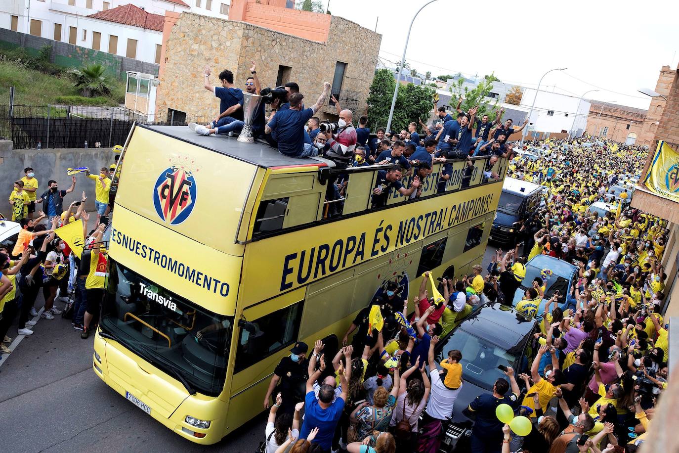 Vila-real se ha echado a la calle para celebrar el título del conjunto amarillo