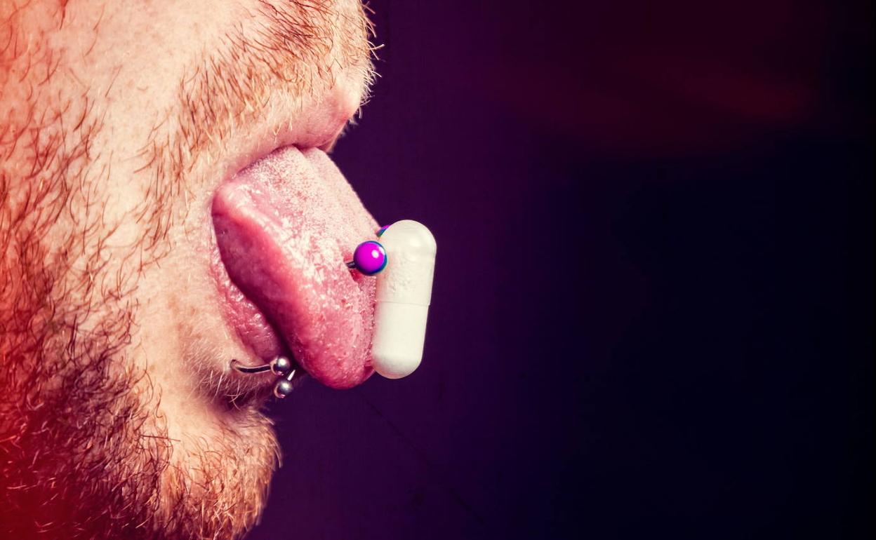 Un hombre con un piercing en la lengua.