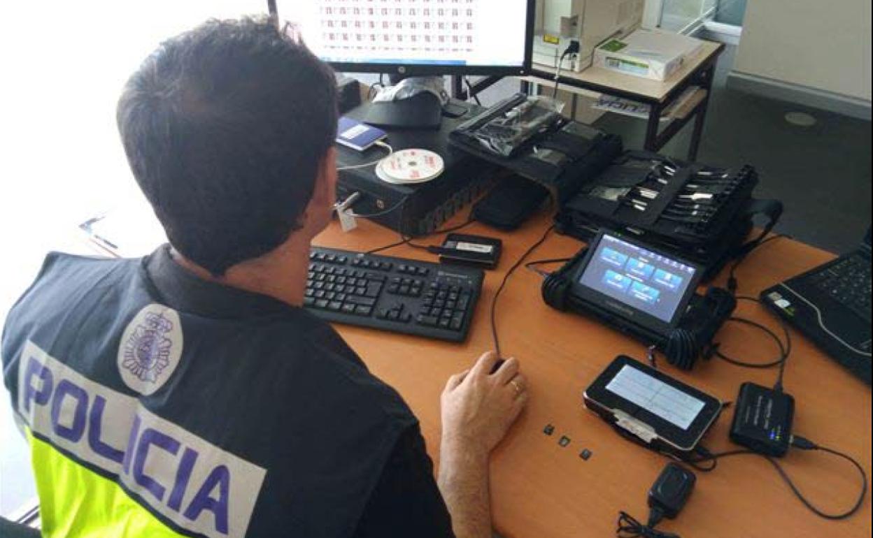 Los agentes se apoyaron en las cámaras de seguridad para identificar a los autores y detenerlos en Barcelona. 