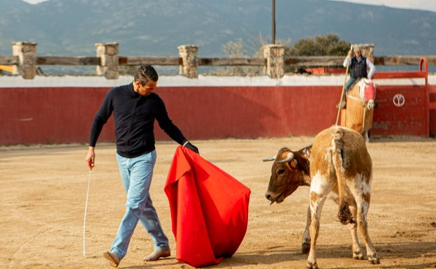 El torero alicantino José María Manzanares, entrenando en la plaza. 