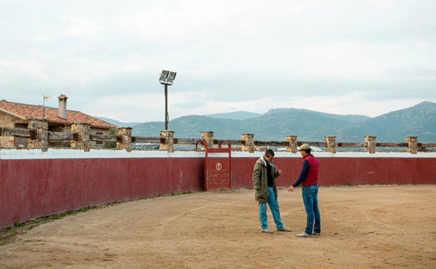 La complicidad con la cuadrilla, tan importante en la plaza, se fragua en las jornadas invernales. El pitillo que siempre quiere abandonar es su asignatura pendiente. 