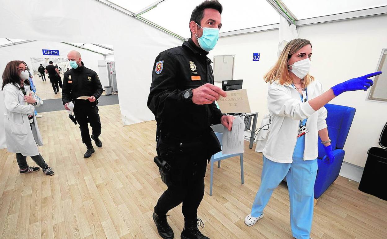 Agentes de la policía durante el inicio de la campaña de vacunación con AstraZeneca.