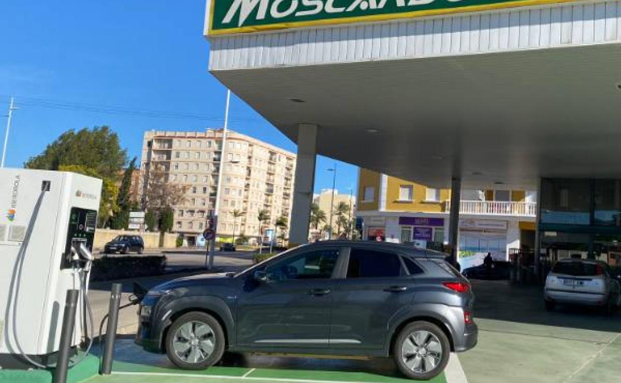 Un coche en plena recarga de su coche en Gandia. 