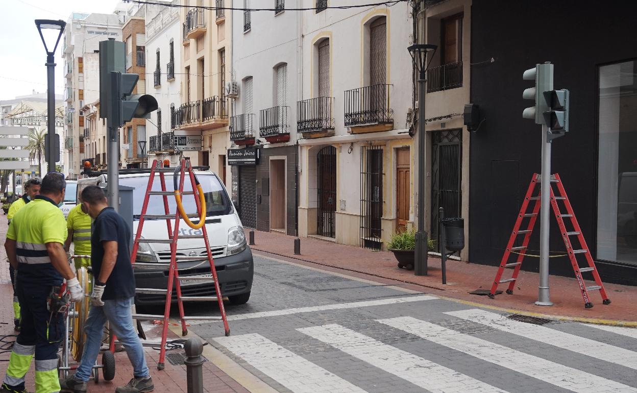 Instalación de semáforos en Oliva. 