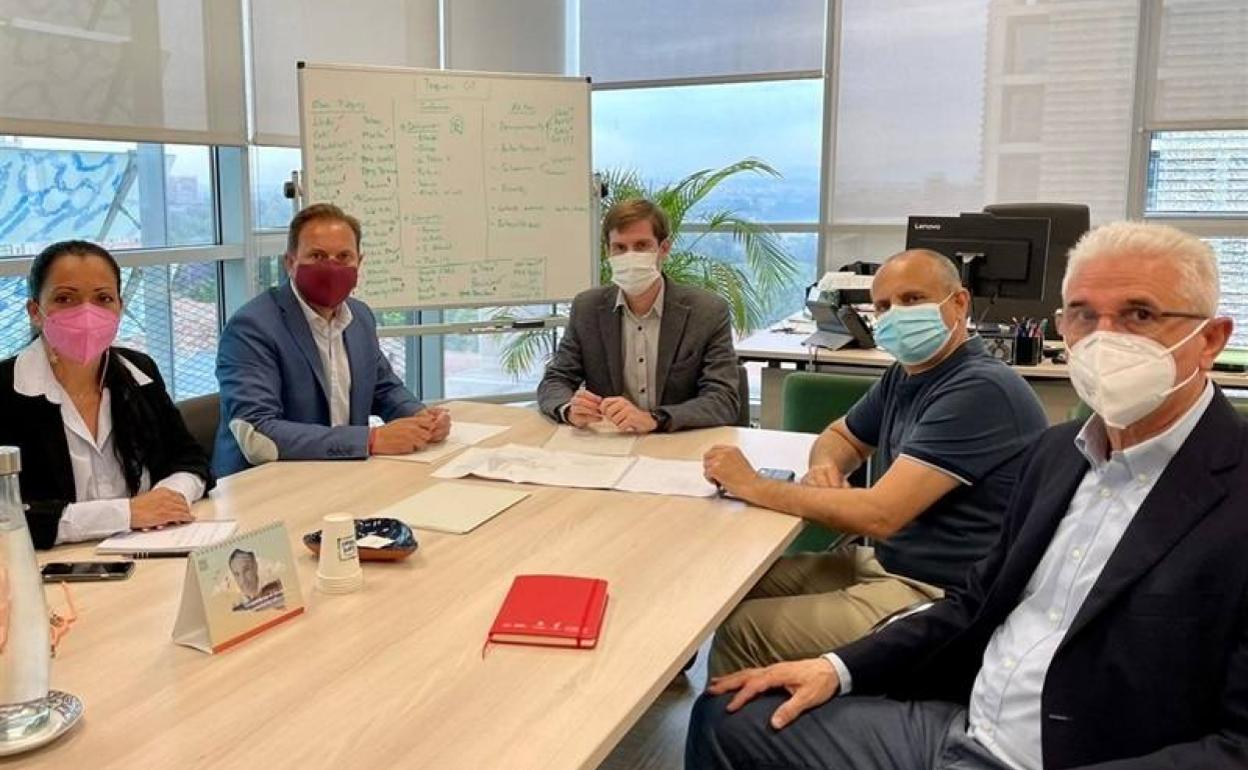 La reunión de las autoridades locales con el director general, Enric Juan. 