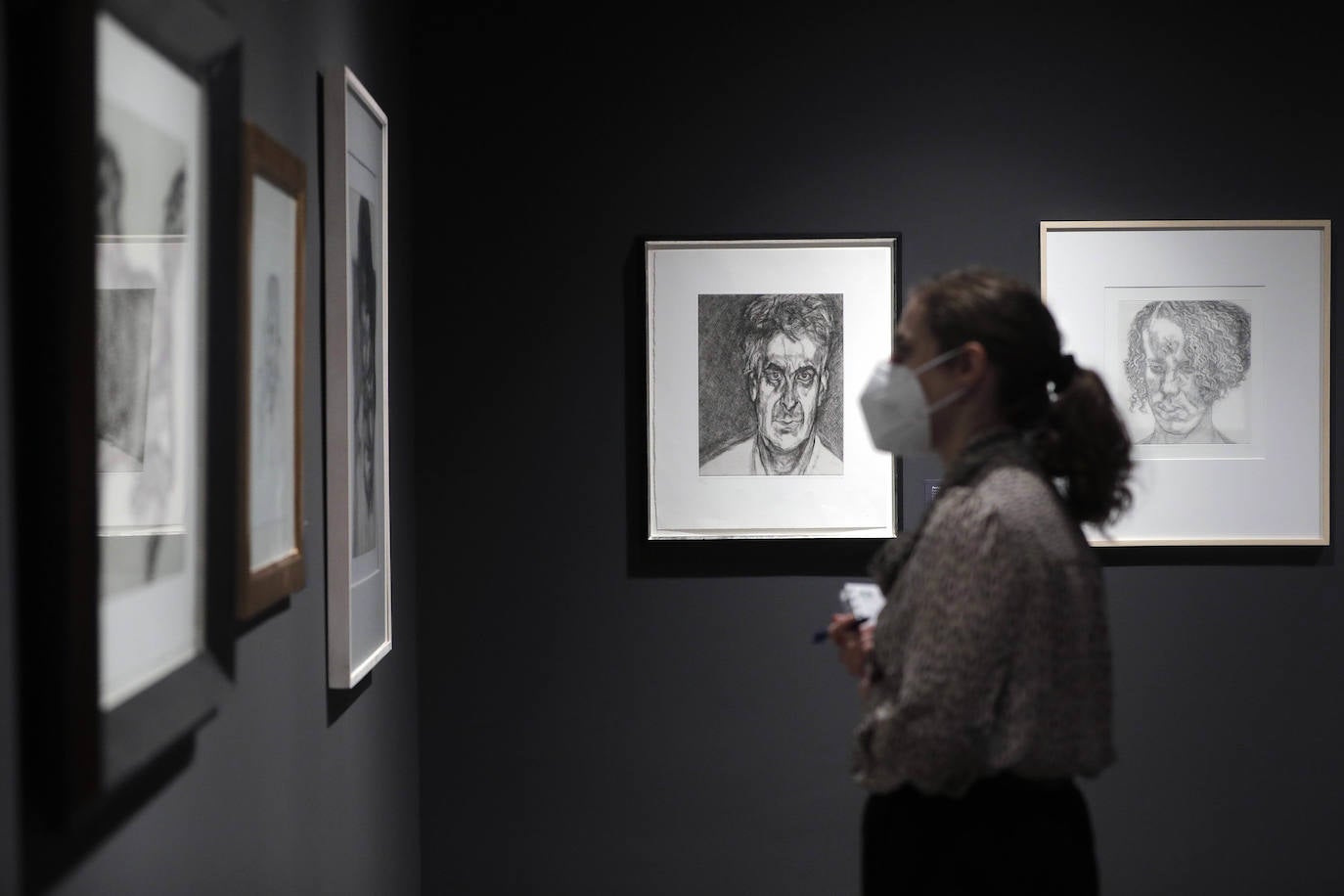 En el edificio de la plaza Tetuán se exhibe la obra gráfica de dos de los creadores más destacados de la Escuela de Londres unidos para la ocasión en una serie de retratos que exploran la carnalidad para abordar la soledad del ser humano, el paso del tiempo y la angustia existencial. La muestra estará abierta hasta el 5 de septiembre en la Fundación Bancaja.