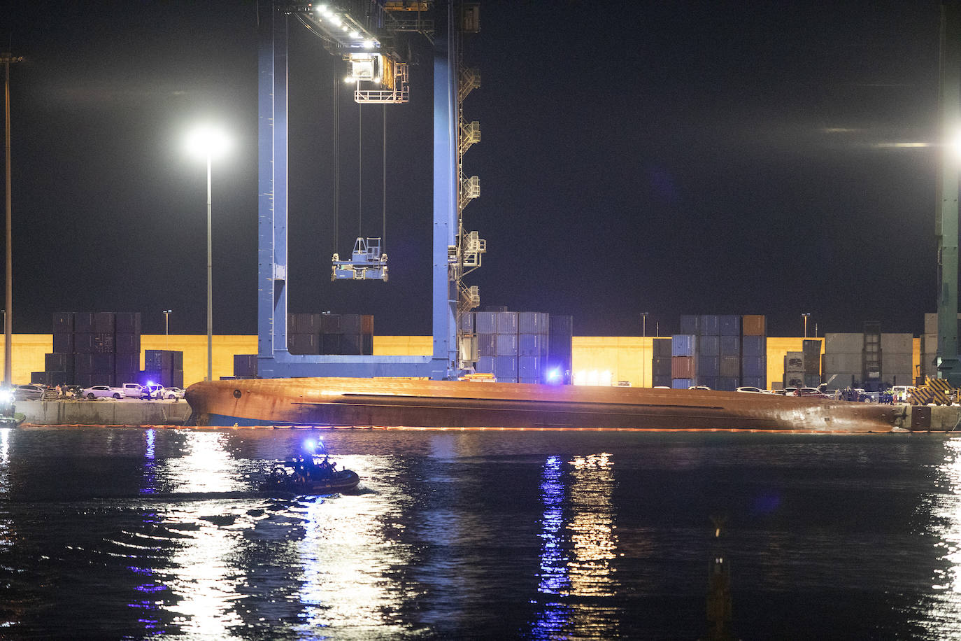 Fotos: Vuelca un buque en el Puerto de Castellón