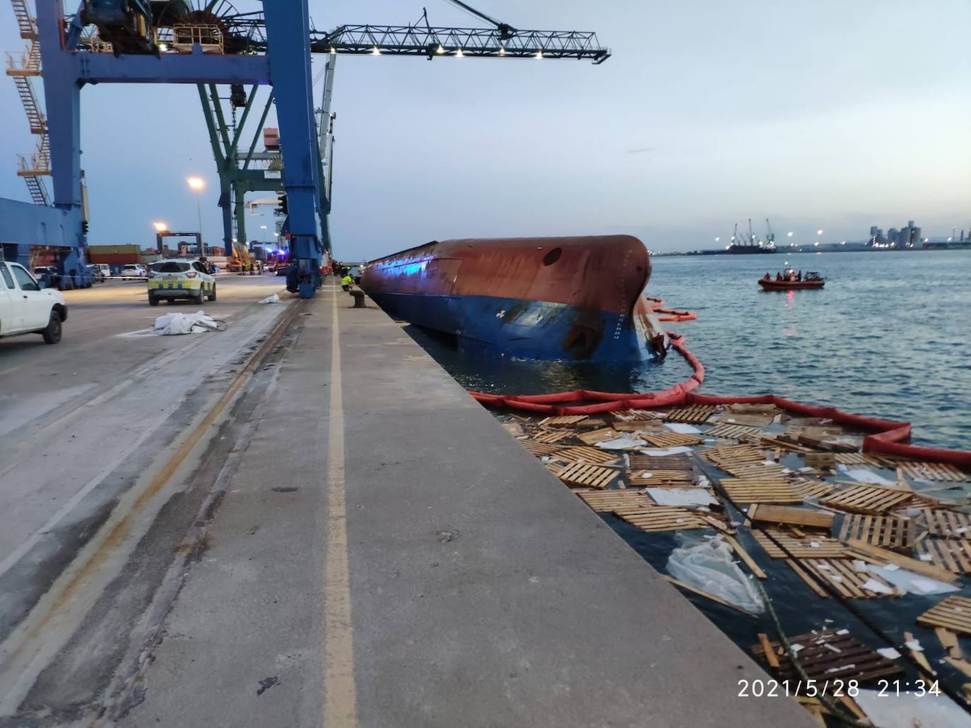 Fotos: Vuelca un buque en el Puerto de Castellón