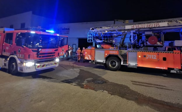 Dos de los vehículos de los bomberos. 