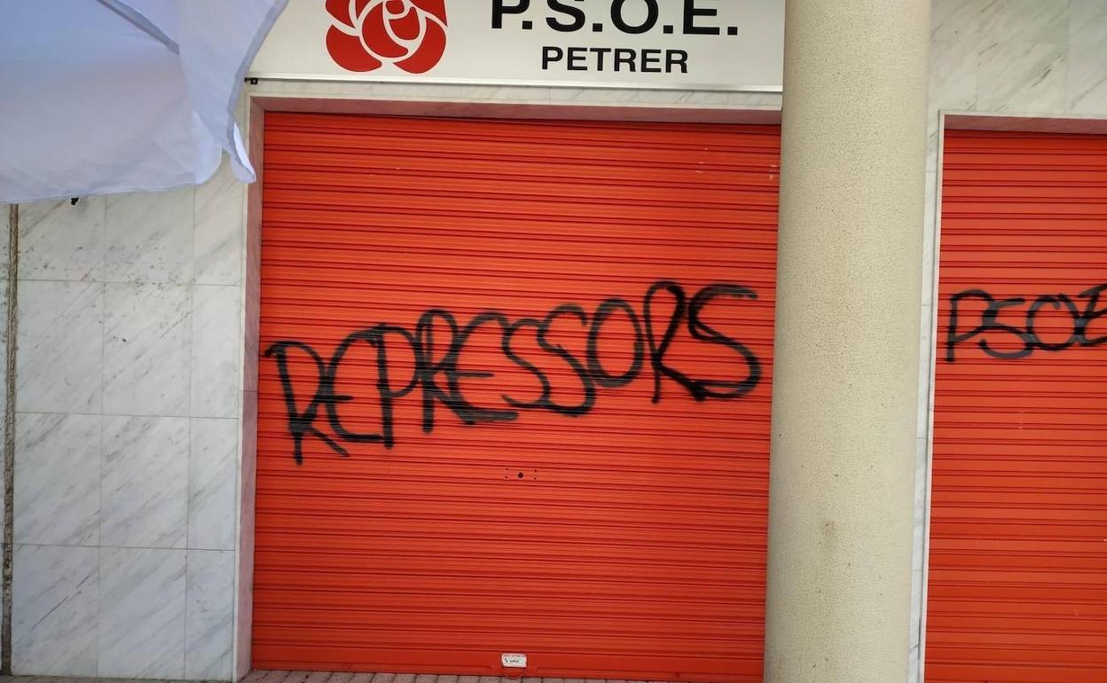 Imagen de las pintadas en la sede socialista en Petrer. 