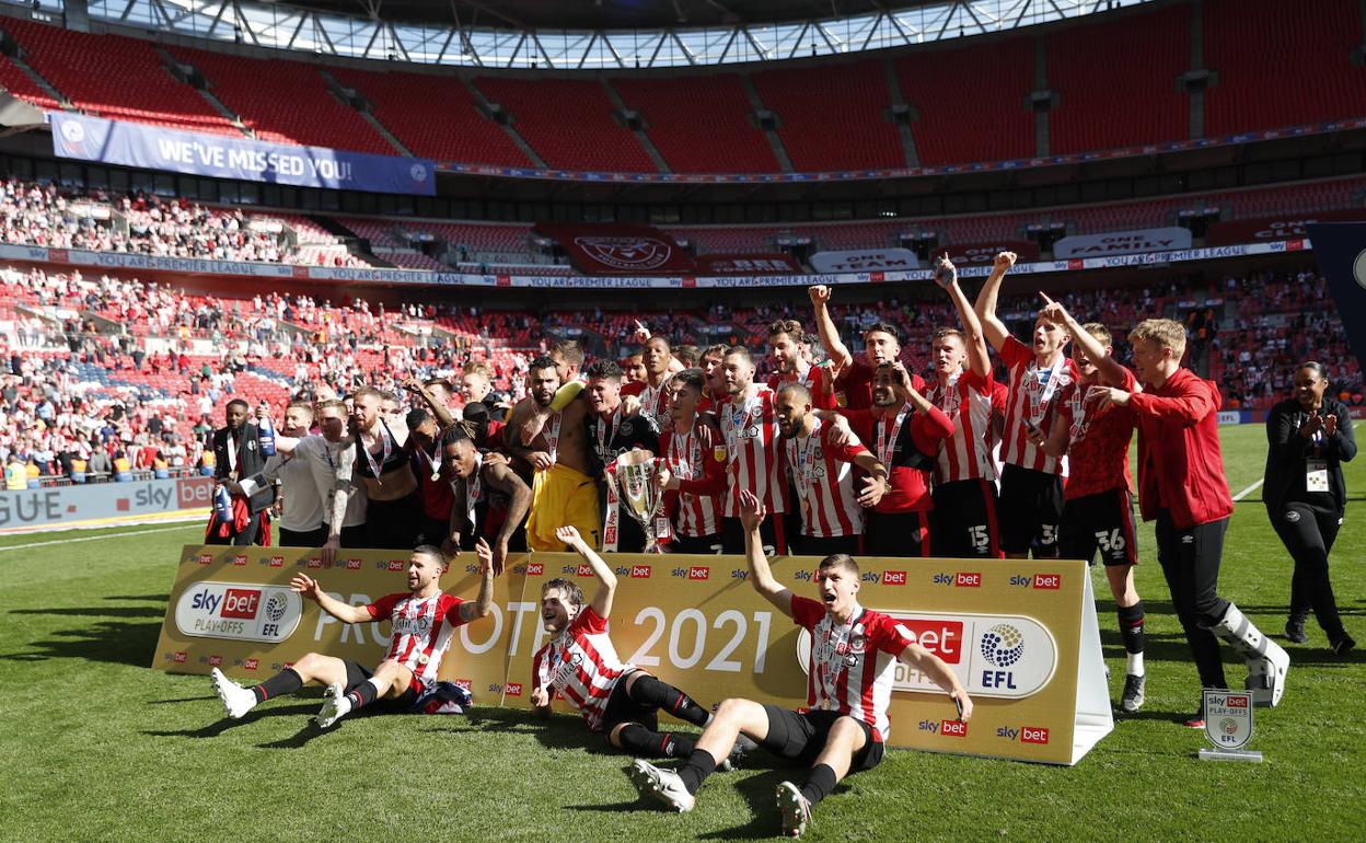 Los jugadores del Brentford celebran el ascenso a la Premier League.