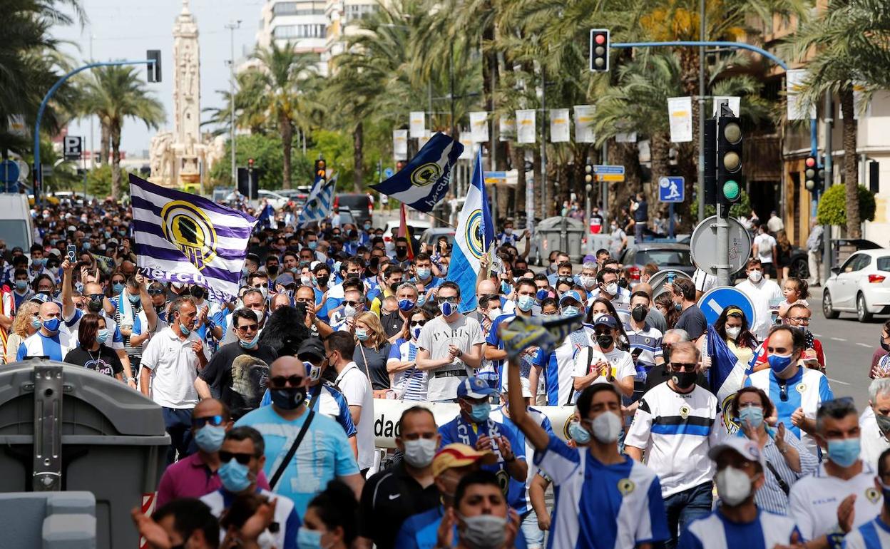 Cientos de herculanos, ataviados con banderas, bufandas y camisetas, han caminado desde Luceros al Ayuntamiento para pedir la marcha de Ortiz. 