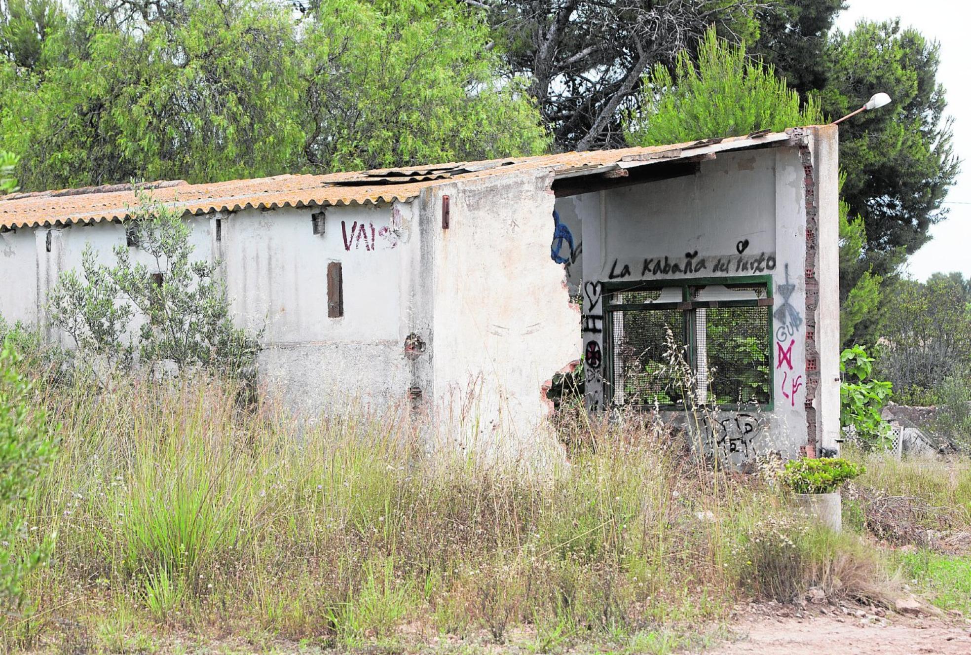 Alambrada. Una alambrada rota en varios puntos es la única separación entre la parcela donde se produjo tuvo lugar el doble crimen y el camino.