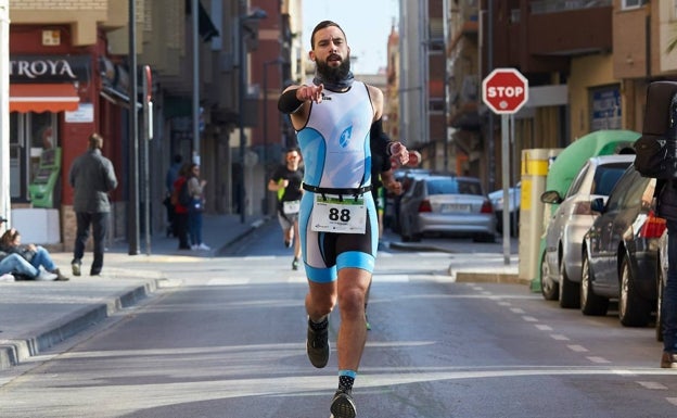 Juan Rodado, durante el tramo a pie de la disputa de un triatlón en la ciudad de Valencia. 