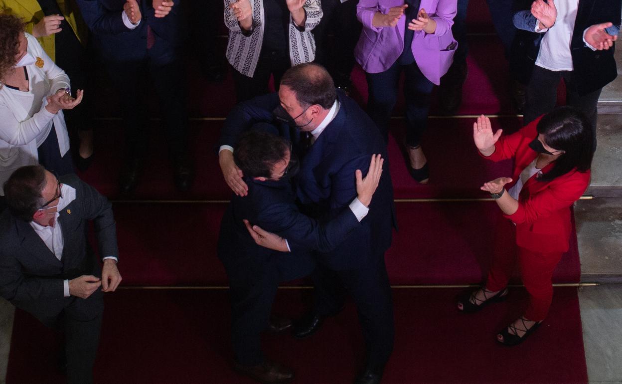 Junqueras abraza a Aragonès tras ser investido presidente de la Generalitat. 