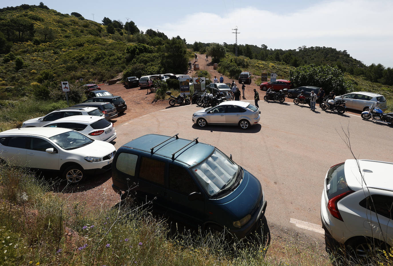 La estabilidad en la evolución de la pandemia y las altas temperaturas llenan de visitantes tanto la playa como la montaña