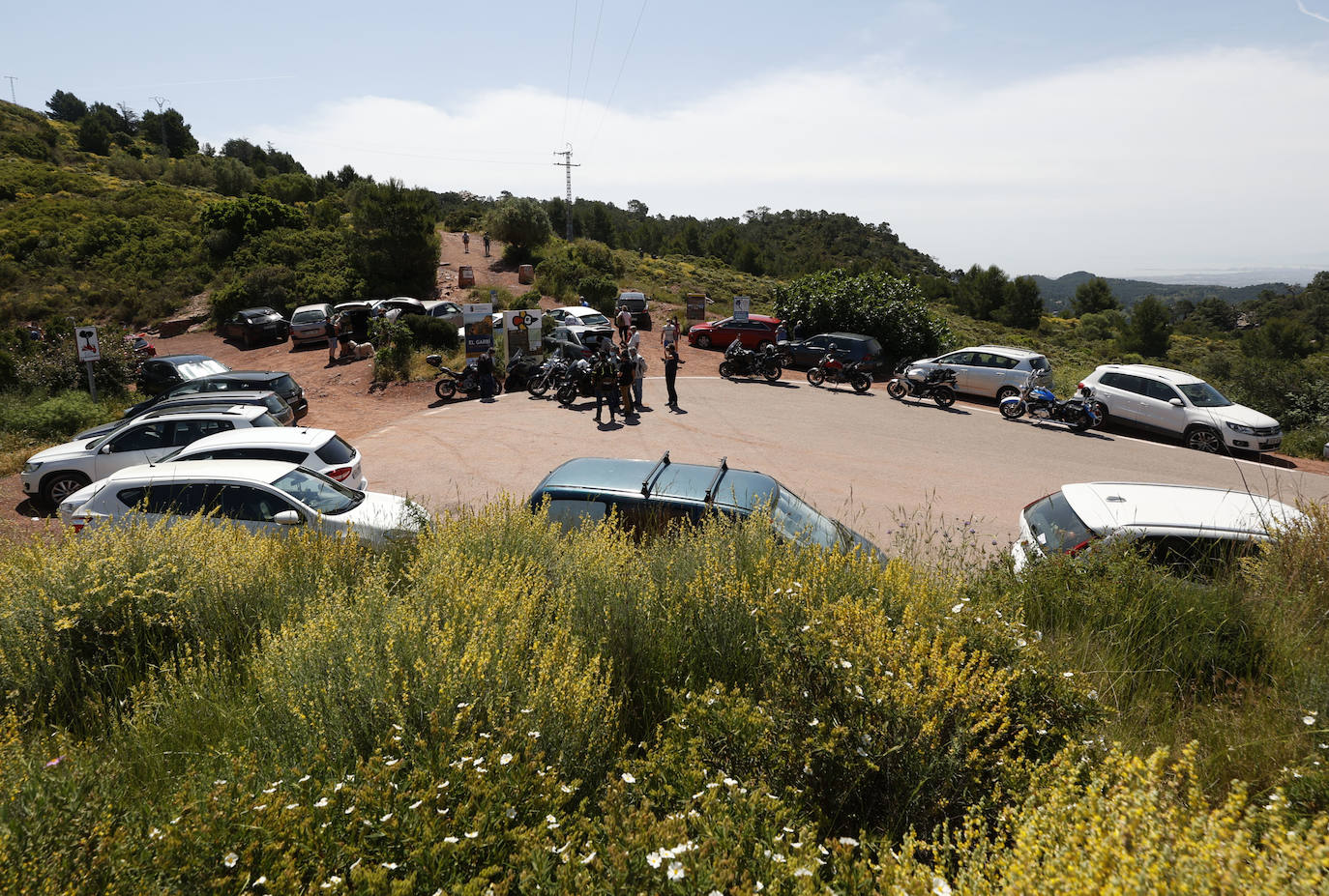 La estabilidad en la evolución de la pandemia y las altas temperaturas llenan de visitantes tanto la playa como la montaña