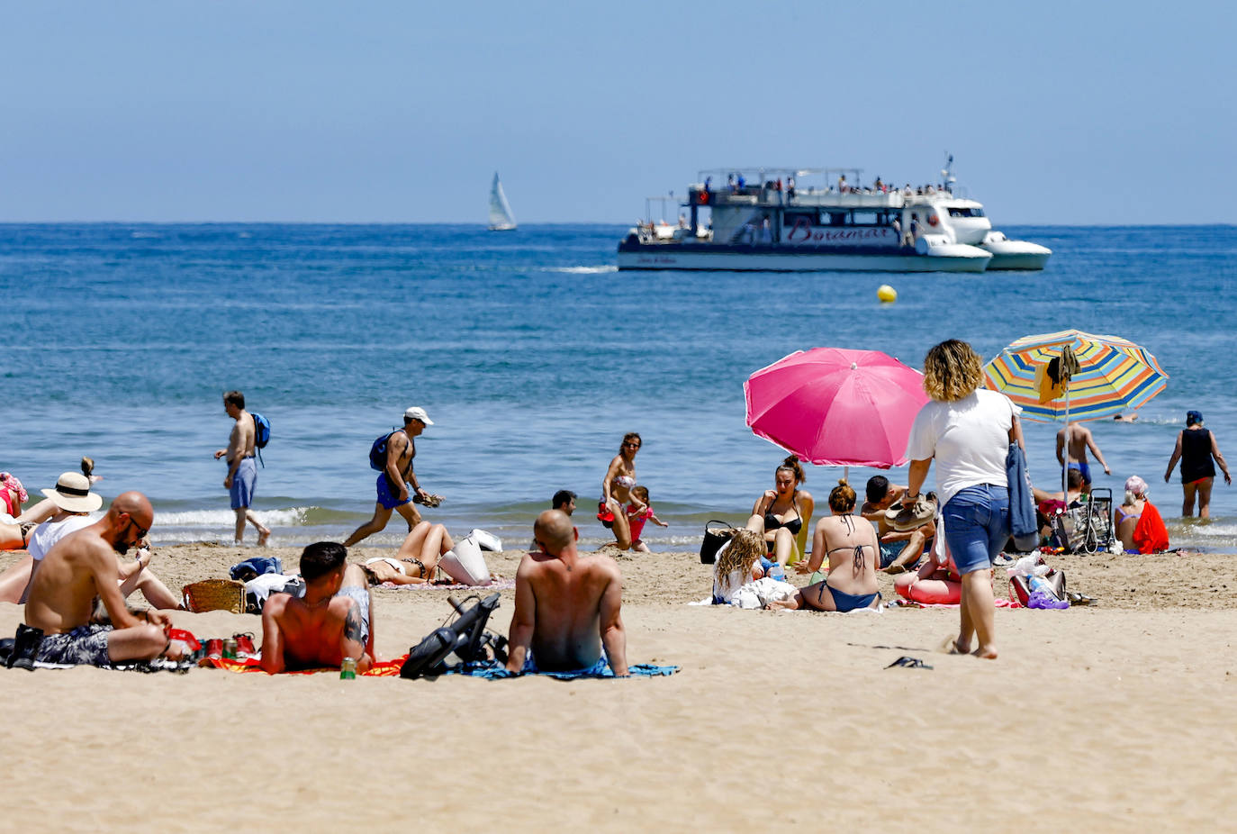 La estabilidad en la evolución de la pandemia y las altas temperaturas llenan de visitantes tanto la playa como la montaña