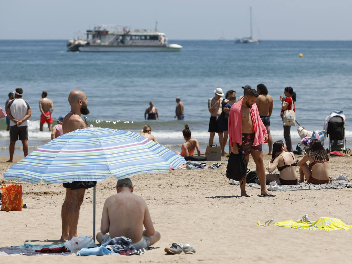 La estabilidad en la evolución de la pandemia y las altas temperaturas llenan de visitantes tanto la playa como la montaña