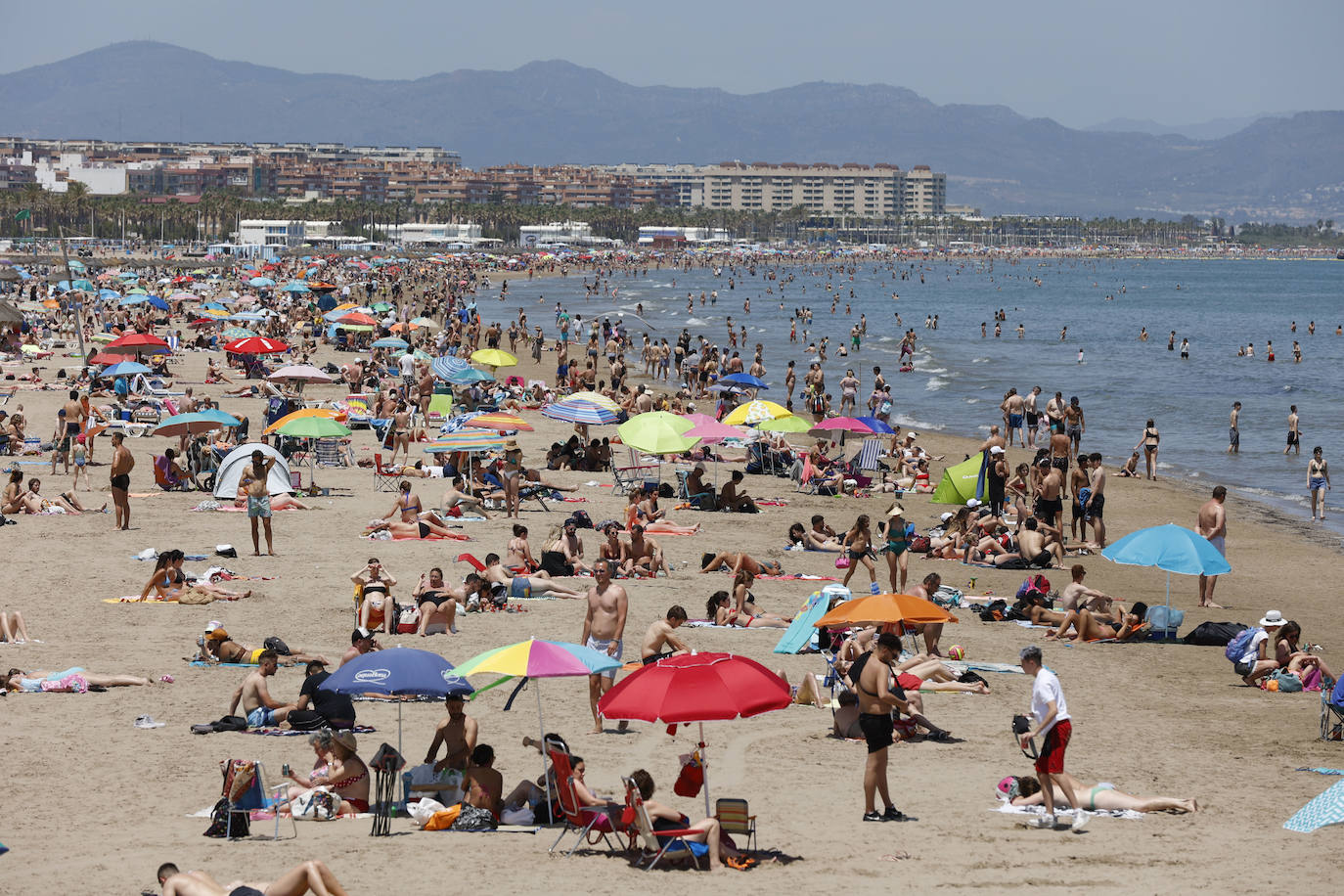 La estabilidad en la evolución de la pandemia y las altas temperaturas llenan de visitantes tanto la playa como la montaña