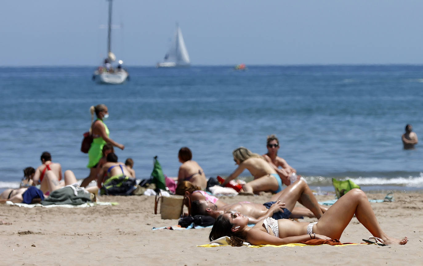 La estabilidad en la evolución de la pandemia y las altas temperaturas llenan de visitantes tanto la playa como la montaña