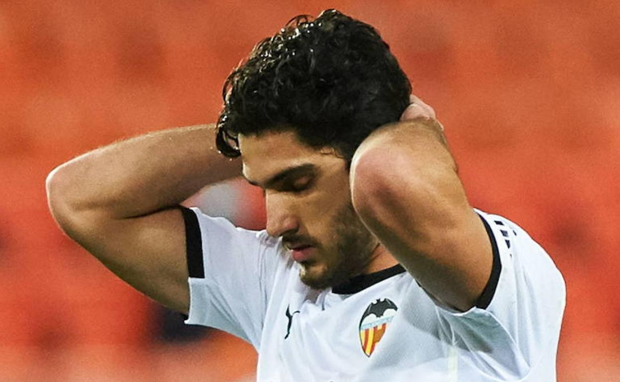 Gonçalo Guedes lamenta un error durante un partido en Mestalla con el Valencia. 