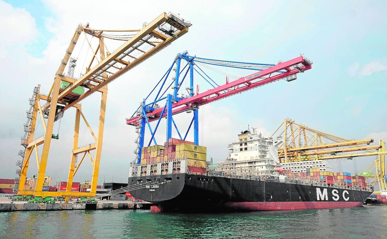 Un portacontenedores en una de las terminales del puerto de Valencia. 