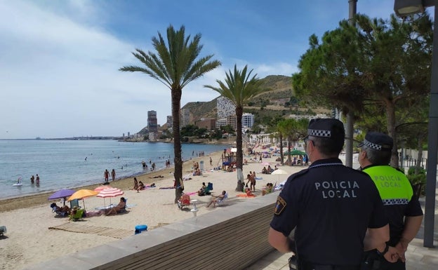 Imagen principal - Despliegue de la Policía Local para frenar el botellón y los comportamientos imprudentes. 