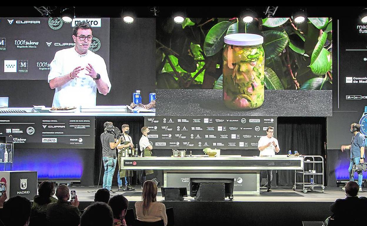 El chef valenciano Ricard Camarena interviene en la ponencia 'Aprovechamiento y sostenibilidad como base creativa' durante Madrid Fusión