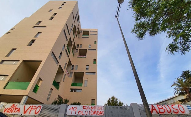 Imagen principal - Los carteles colgados de los balcones. 