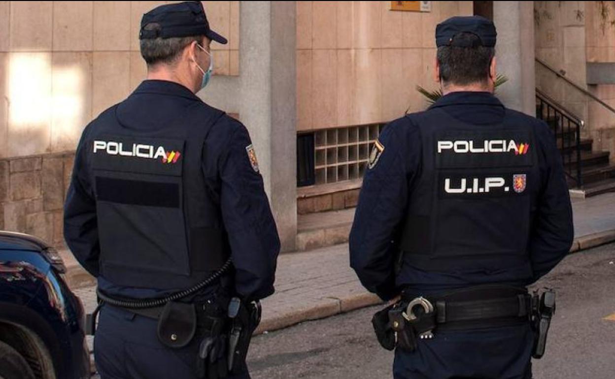 Dos agentes de la Policía Nacional.