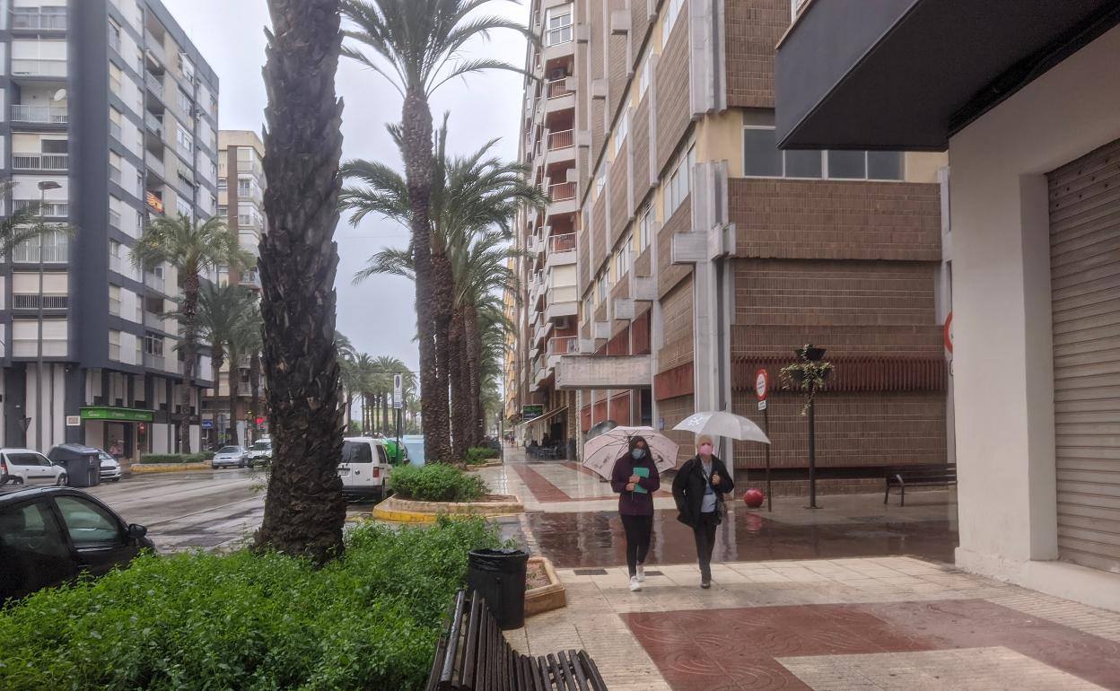 Las lluvias han empezado a descargar en Alzira, foto de archivo. 