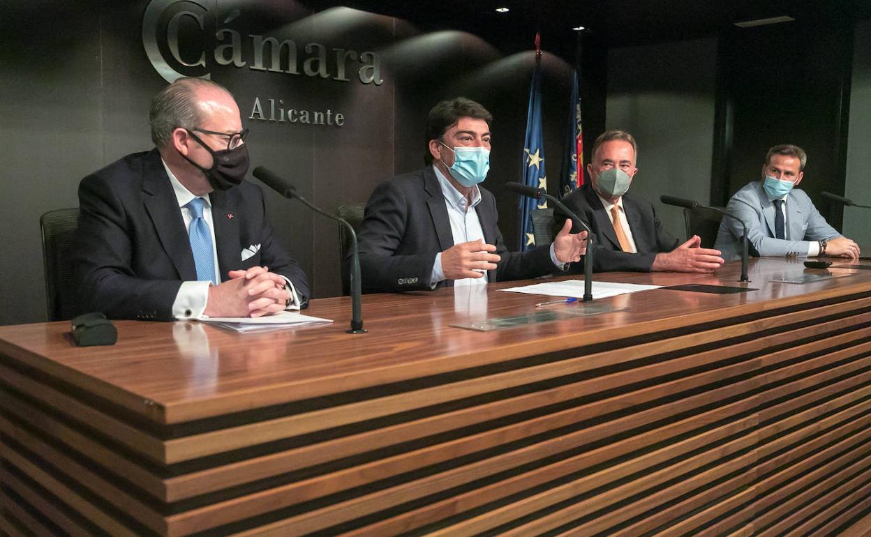 Intervención de Luis Barcala en un acto en la Cámara de Comercio, este martes en Alicante. 