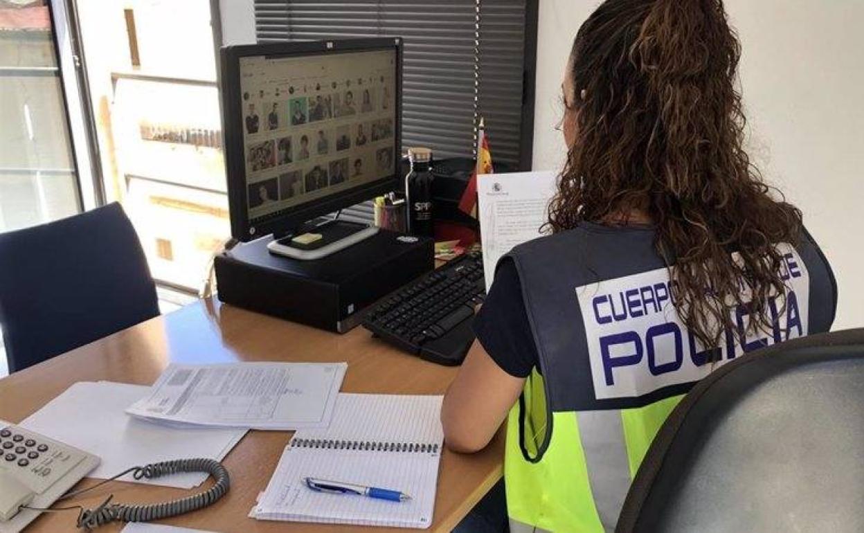 La Policía pide a los padres que vigilen el uso que hacen los menores de las redes sociales. 