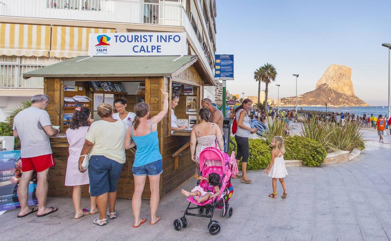 Imagen de archivo de uno de los puntos de información instalados en el litoral calpino. 