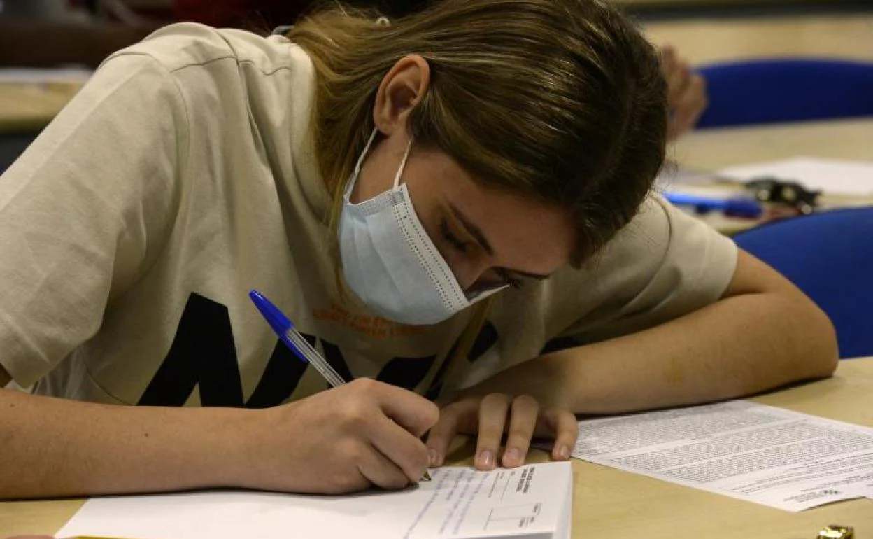 Una alumna durante un examen de Selectividad.