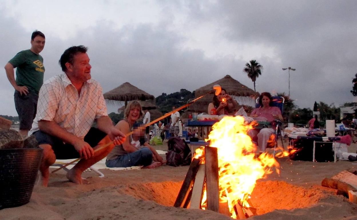 La celebración, hace unos años, de la noche de San Juan en una playa de Dénia. 