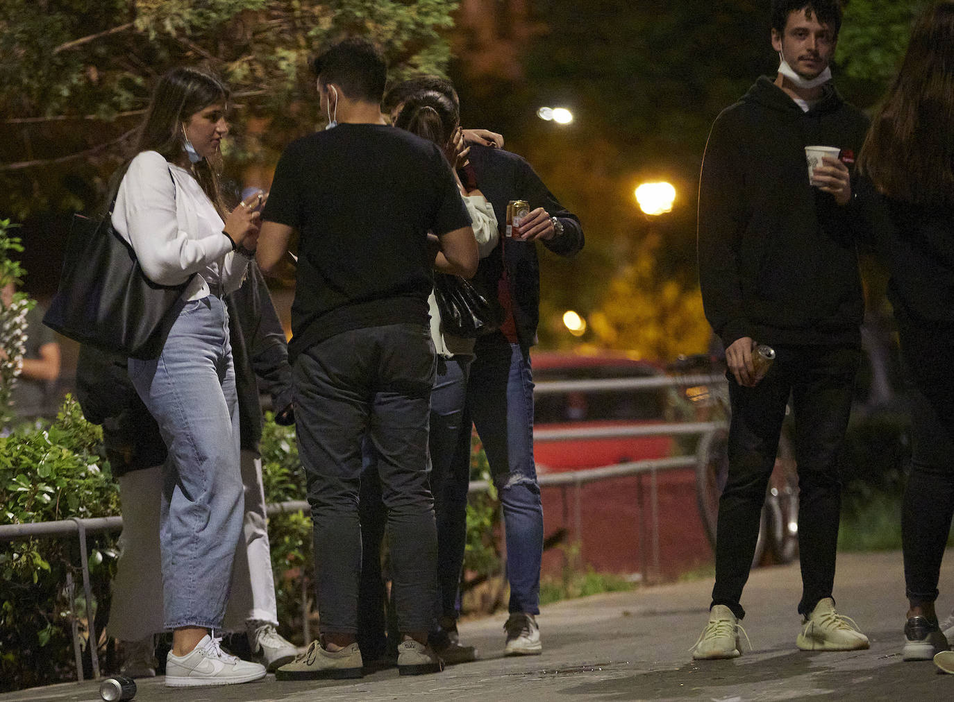 Fotos: Continúa el botellón en las calles de Valencia durante la pandemia