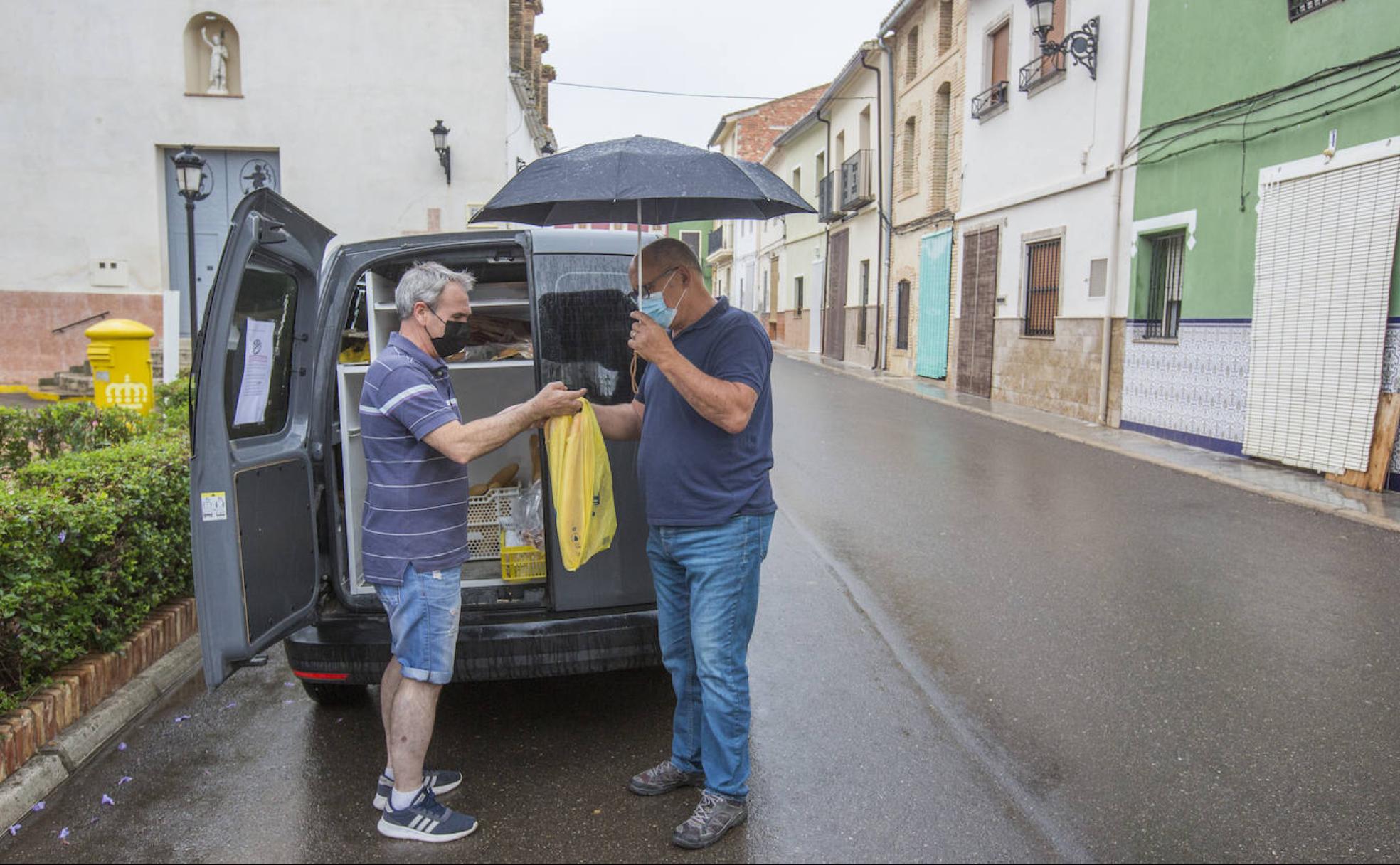 Vallés. Reparto de pan a los vecinos de la localidad en la plaza principal del pueblo.