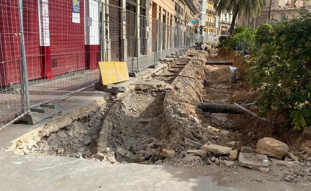 Las vías del tranvía vuelven a salir en la plaza de la Reina