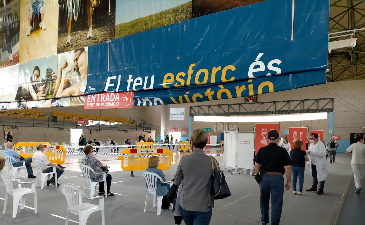 Punto de vacunación en Benifaió donde acuden los vecinos de Sollana. 