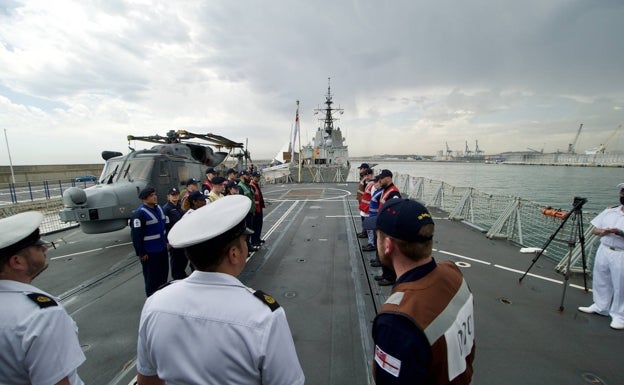 Recepción de autoridades en el HMS Kent, este miércoles. 