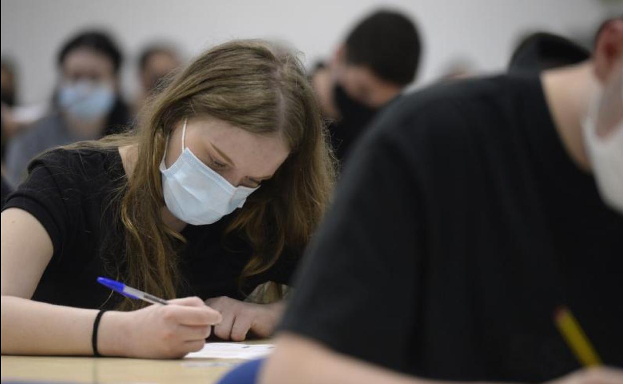 Una estudiante durante el examen de Selectividad.