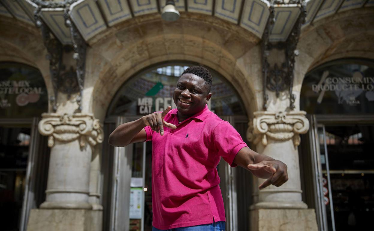 Lory Money posa en la plaza Ciutat de Bruges, frente al Mercado Central, donde grabó su primer videoclip. 