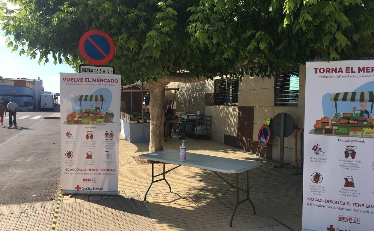 Acceso al mercado ambulante de la playa de  Nules. 