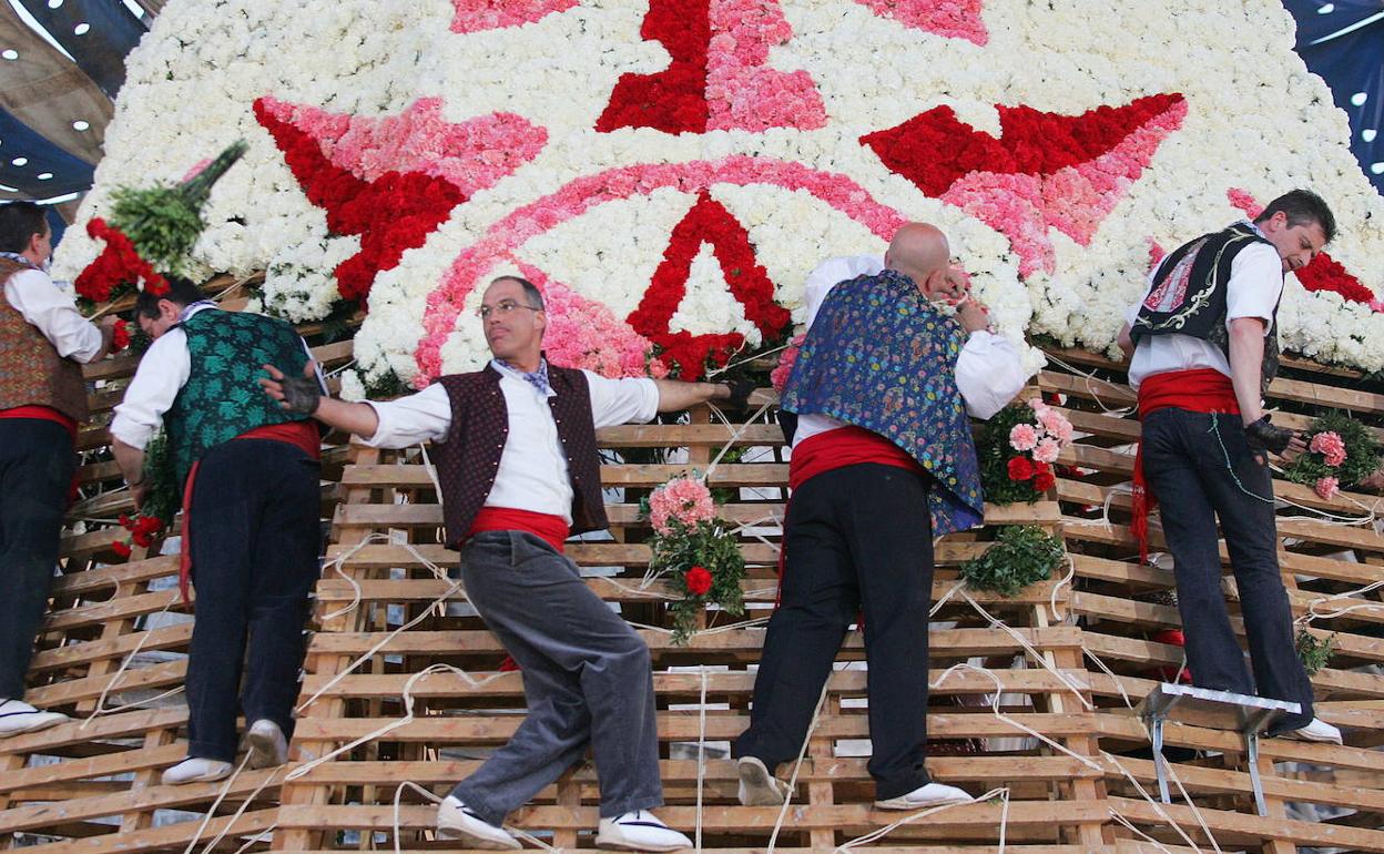 Fallas 2021 | ya se sabe cómo será la ofrenda a la Virgen: Ofrenda con flor corta y un manto multicolor