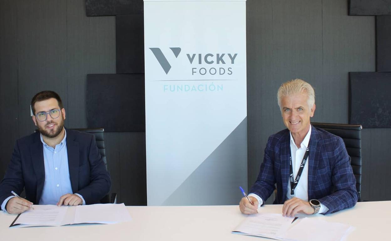 Firma del acuerdo entre  Vicente Mengual y Rafa Juan, CEO de Vicky Foods. 