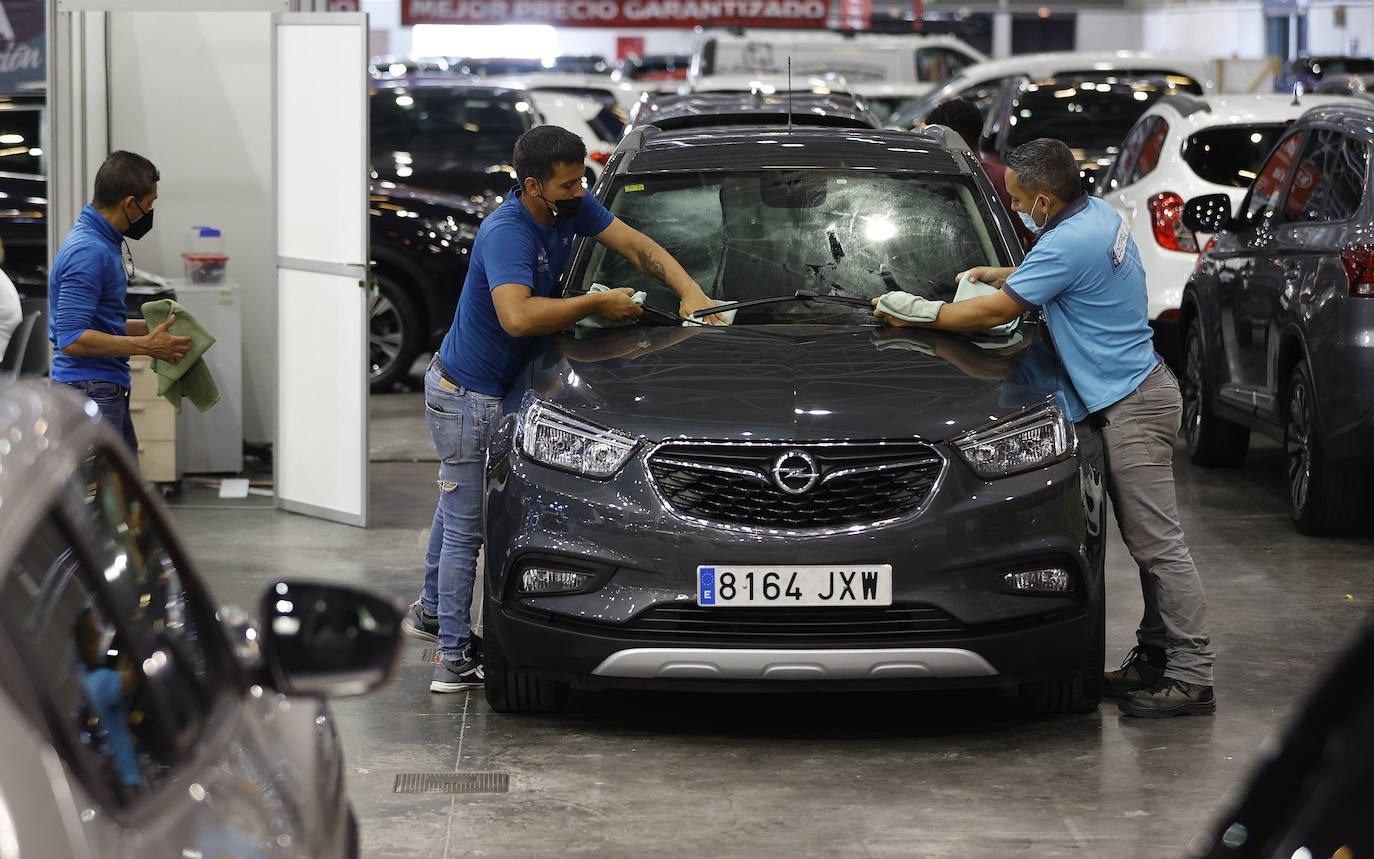 Preparativos en Feria Valencia para la celebración del Salón del Automovil 2021. 