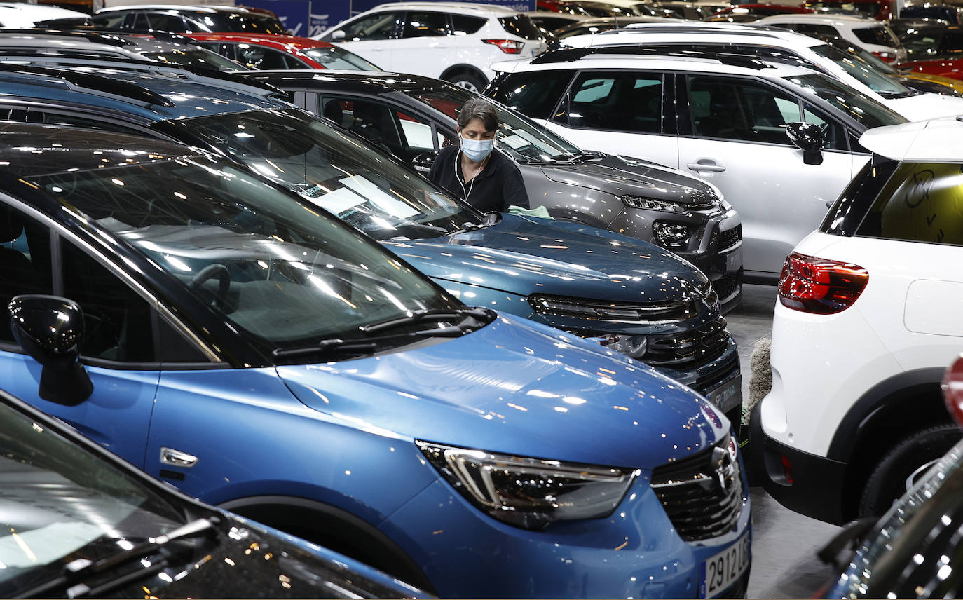 Preparativos en Feria Valencia para la celebración del Salón del Automovil 2021. 