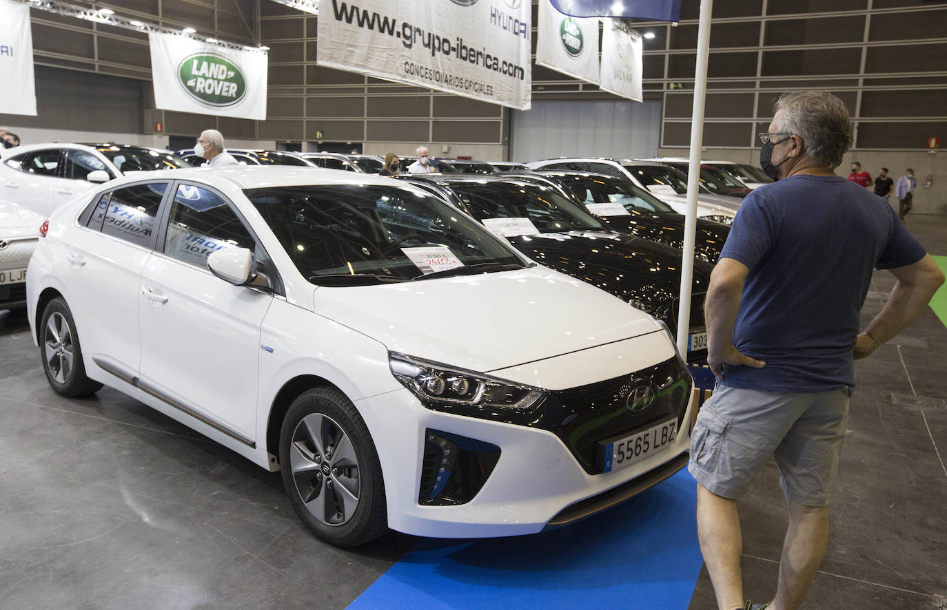 Preparativos en Feria Valencia para la celebración del Salón del Automovil 2021. 